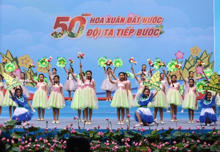 Thiếu nhi đồng diễn nhiều tiết mục với chủ đề “50 năm - Hoa xuân đất nước, đội ta tiếp bước”