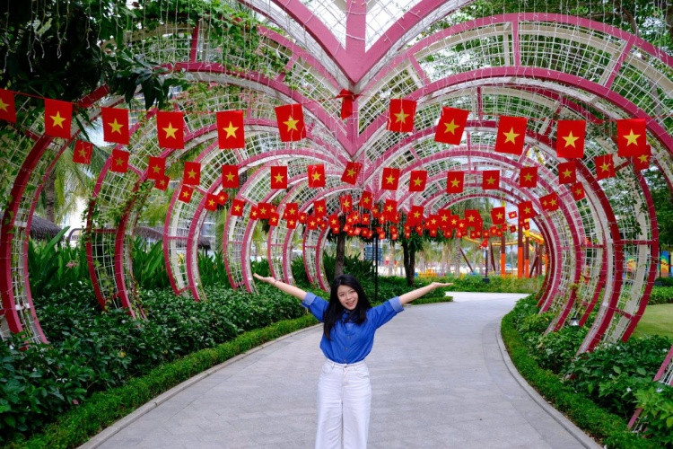 Từng góc phố, cảnh quan, tiện ích ở Vinhomes Grand Park đều rực đỏ trong những ngày tháng 4 lịch sử