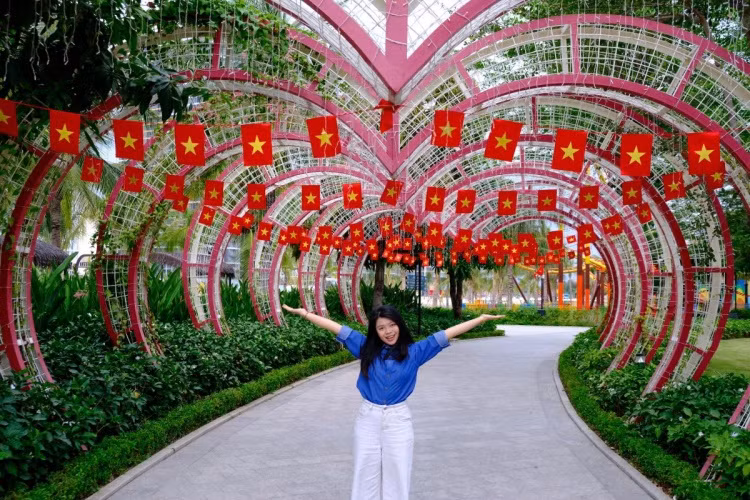 Từng góc phố, cảnh quan, tiện ích ở Vinhomes Grand Park đều rực đỏ trong những ngày tháng 4 lịch sử