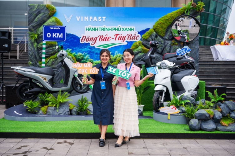 Nhiều khách hàng đã có mặt từ sớm để check-in với không gian trưng bày của hành trình “Phủ Xanh Đông Bắc – Tây Bắc”.