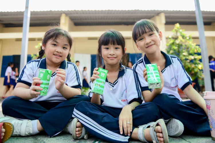 Nụ cười đáng yêu của các em học sinh “vùng đất thép” trong ngày Quỹ sữa đến thăm (Ảnh: Nam Anh)