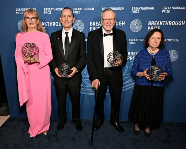 Các nhà khoa học PGS. Svetlana Mojsov và GS. Jens Juul Holst và GS. Daniel J. Drucker (từ phải qua) - Chủ nhân Giải Đặc biệt VinFuture dành cho Nhà khoa học nghiên cứu lĩnh vực mới 2023 - tiếp tục được vinh danh với Giải thưởng Breakthrough 2025 (Ảnh: photo by Michael Kovac/Getty Images for Breakthrough Prize)