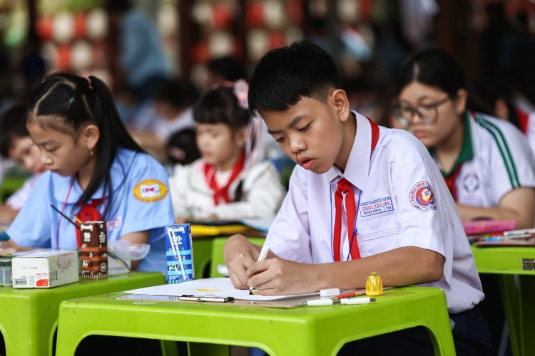 Các em nhỏ đã vẽ nên bức tranh về hòa bình thật đẹp trong cuộc thi Nhành cọ non. Cuộc thu hút gần 300 em thiếu nhi tham dự với những tác phẩm mang ý nghĩa đặc biệt