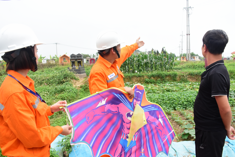 EVNHANOI tăng cường tuyên truyền về những nguy hiểm của diều đối với hành lang lưới điện
