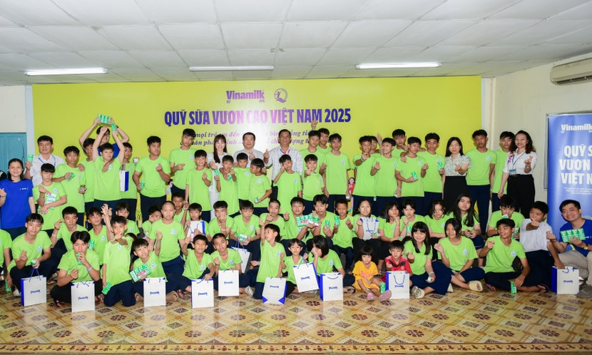 Bên cạnh nguồn dinh dưỡng thiết yếu là những hộp sữa, món quà Quỹ sữa mang đến còn là sự quan tâm, chăm sóc và động viên các em để vươn lên trong cuộc sống (Ảnh: Nam Anh)