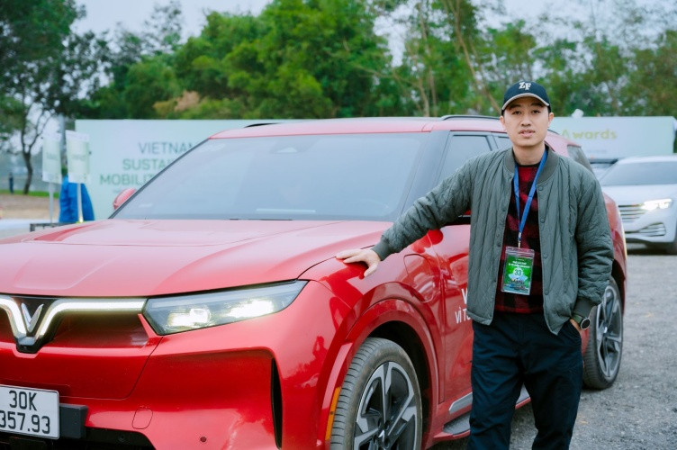 Anh Nguyễn Minh Quang (Hoàng Mai, Hà Nội) đánh giá cao khả năng tiết kiệm chi phí vận hành của xe điện so với xe xăng Anh Nguyễn Minh Quang (Hoàng Mai, Hà Nội) đánh giá cao khả năng tiết kiệm chi phí vận hành của xe điện so với xe xăng