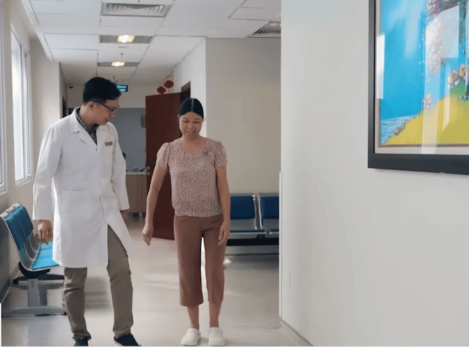 Chỉ 10 ngày sau phẫu thuật tại Vinmec, cô Hà đã có thể tự đi trên đôi chân của mình Chỉ 10 ngày sau phẫu thuật tại Vinmec, cô Hà đã có thể tự đi trên đôi chân của mình