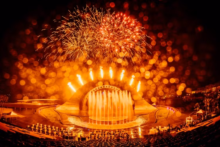 Show diễn “Nụ hôn của biển cả” cùng show pháo hoa làm bừng sáng trời đêm Phú Quốc