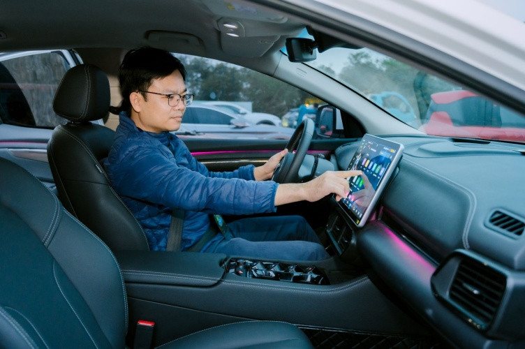 Anh Bùi Thọ Quang (Thanh Xuân, Hà Nội) bị thuyết phục sau khi trải nghiệm chiếc VF 8 Anh Bùi Thọ Quang (Thanh Xuân, Hà Nội) bị thuyết phục sau khi trải nghiệm chiếc VF 8