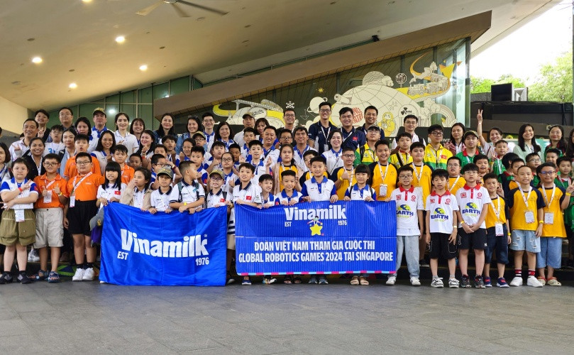 Các đại diện Việt Nam tham gia đấu trường quốc tế World Robot Olympiad 2024 tại Thổ Nhĩ Kỳ, với sự đồng hành của Vinamilk. Ảnh: VTA
