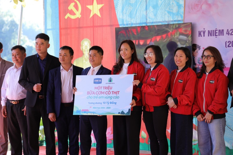 Đại diện nhãn hàng CHIN-SU và Quỹ Trò nghèo vùng cao trao bảng tượng trưng “Một triệu bữa cơm có thịt” với tổng kinh phí 10 tỷ đồng trong năm học 2024 - 2025 tại trường PTDTBT &amp; Tiểu học Tân Tiến, thôn Bản Pe, Yên Lỗ, Bình Gia, Lạng Sơn.
