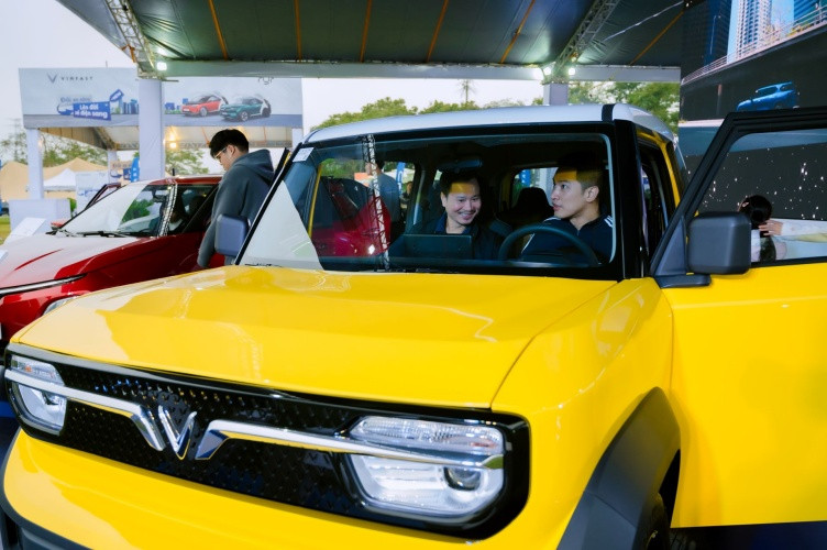 Mẫu “ô tô của năm” VF 3 cũng được đông đảo khách hàng thích thú trải nghiệm Mẫu “ô tô của năm” VF 3 cũng được đông đảo khách hàng thích thú trải nghiệm