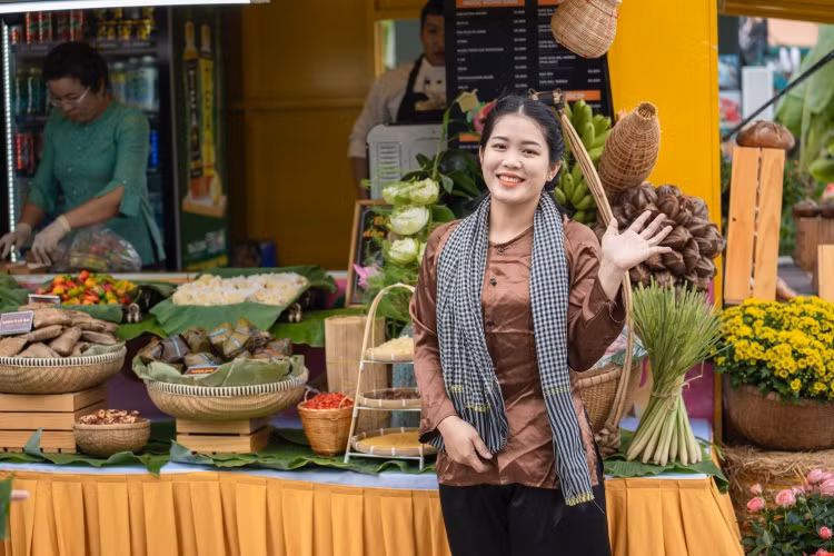 Du khách dùng lá để mua rất nhiều món ăn hấp dẫn tại đỉnh núi Bà. Ảnh: Sun World Ba Den Mountain