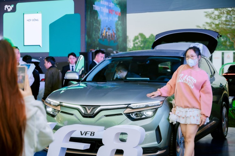 Nhiều khách hàng muốn ghi lại hình ảnh bên cạnh những mẫu xe điện VinFast Nhiều khách hàng muốn ghi lại hình ảnh bên cạnh những mẫu xe điện VinFast