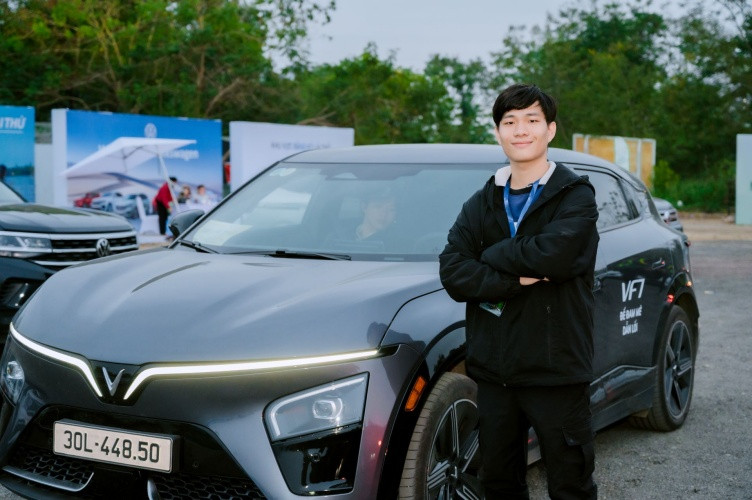 VinFast VF 7 thu hút anh Nguyễn Nhật Minh (Hoàng Mai, Hà Nội) bởi thiết kế hiện đại và thể thao. VinFast VF 7 thu hút anh Nguyễn Nhật Minh (Hoàng Mai, Hà Nội) bởi thiết kế hiện đại và thể thao.