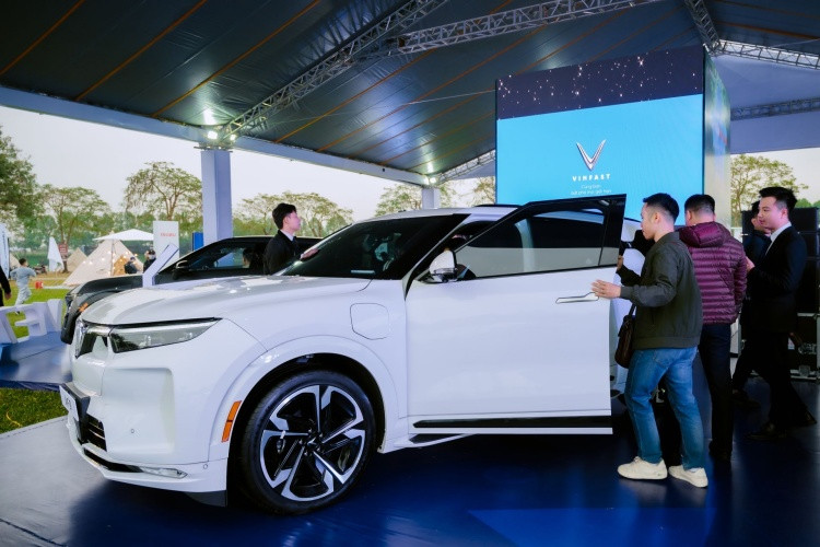 Dàn xe điện của VinFast trở thành tâm điểm tại Triển lãm Phương tiện di chuyển bền vững Việt Nam Dàn xe điện của VinFast trở thành tâm điểm tại Triển lãm Phương tiện di chuyển bền vững Việt Nam