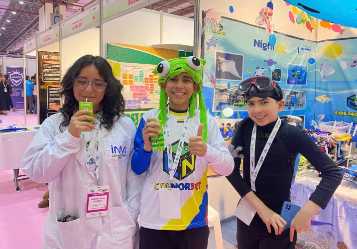 Những hộp sữa Vinamilk cùng câu chuyện đầy tự hào của Thương hiệu quốc gia Việt Nam chinh phục thế giới cũng được các bạn nhỏ chia sẻ với bạn bè quốc tế