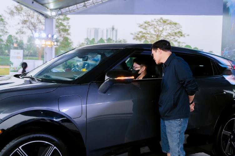 Không ít chủ xe xăng muốn tranh thủ cơ hội Thu cũ – Đổi mới để nhận ưu đãi lớn khi mua xe điện VinFast Không ít chủ xe xăng muốn tranh thủ cơ hội Thu cũ – Đổi mới để nhận ưu đãi lớn khi mua xe điện VinFast