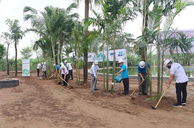 Cán bộ nhân viên tại FLC Vĩnh Phúc hăng hái góp sức mang đến thêm nhiều “mảng xanh” cho khu nghỉ dưỡng