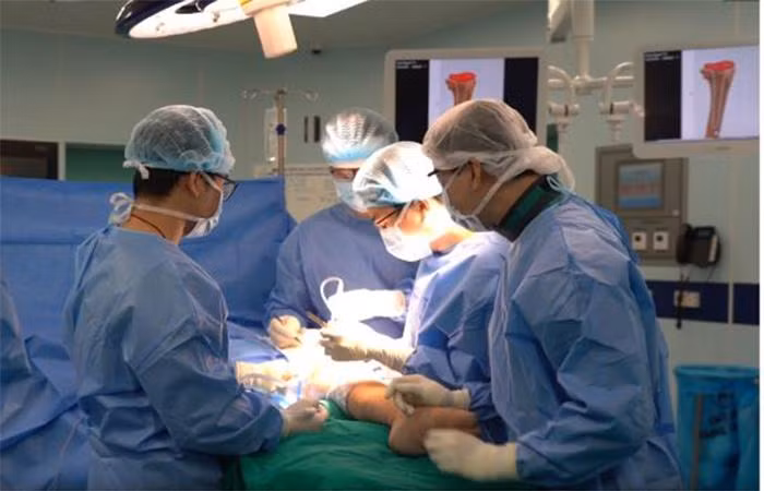 Các bác sĩ Trung tâm CTCH&YHTT của Vinmec trong ca mổ dài 4h thay xương cho bệnh nhân Ngô Thị Tuất Các bác sĩ Trung tâm CTCH&YHTT của Vinmec trong ca mổ dài 4h thay xương cho bệnh nhân Ngô Thị Tuất