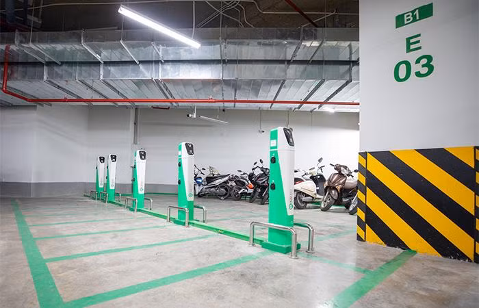 Trạm sạc xe máy khiến cho bãi đỗ xe trở nên hiện đại và hấp dẫn hơn.