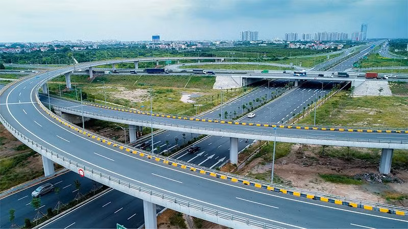 Nút giao Cổ Linh 6 đường đấu nối trung tâm phía Đông tới các trục giao thông huyết mạch