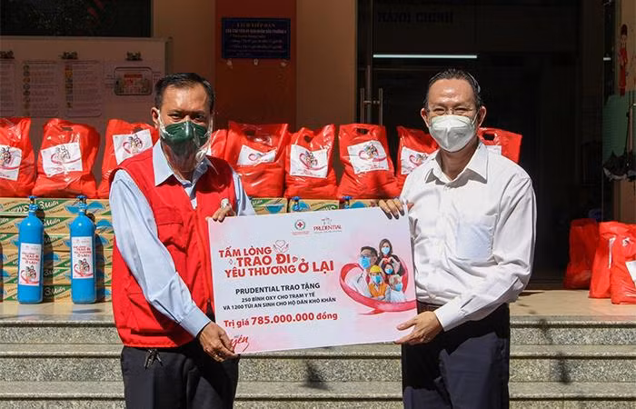 Ngày 22/9/2021, Prudential trao tặng 250 bình oxy và 1.200 túi an sinh cho các hộ dân khó khăn tại 6 tỉnh thành phía Nam