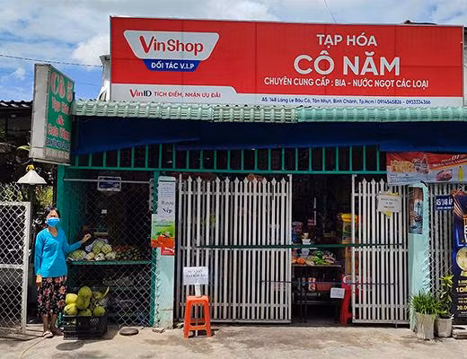 Nhờ nguồn hàng ổn định từ VinShop, cô Năm vẫn duy trì được việc kinh doanh trong mùa dịch. Nhờ nguồn hàng ổn định từ VinShop, cô Năm vẫn duy trì được việc kinh doanh trong mùa dịch.