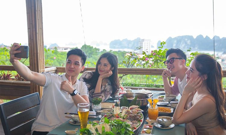 “Vùng xanh” Hạ Long là một trong những địa phương mở cửa du lịch sớm nhờ thành quả chống dịch tích cực. Ảnh: FLC Hạ Long “Vùng xanh” Hạ Long là một trong những địa phương mở cửa du lịch sớm nhờ thành quả chống dịch tích cực. Ảnh: FLC Hạ Long