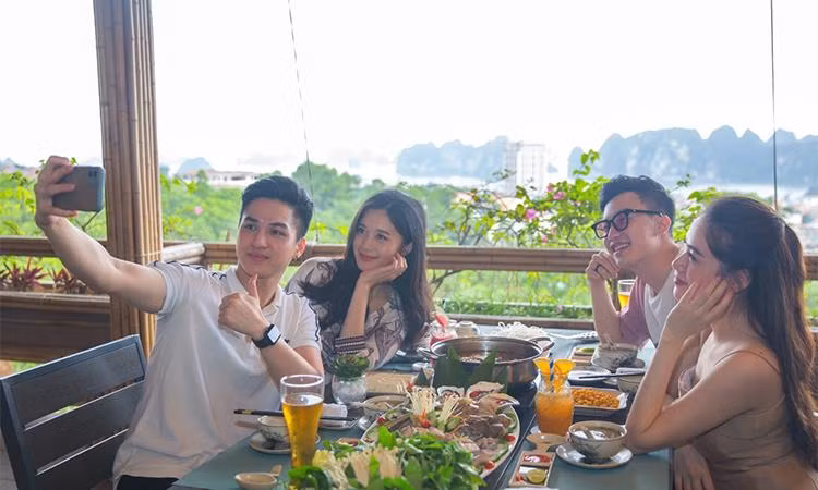 “Vùng xanh” Hạ Long là một trong những địa phương mở cửa du lịch sớm nhờ thành quả chống dịch tích cực. Ảnh: FLC Hạ Long