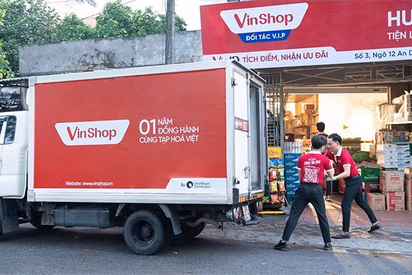Sau 1 năm, VinShop đã “nâng đời” hơn 80.000 cửa hàng tạp hóa tại Việt Nam. Sau 1 năm, VinShop đã “nâng đời” hơn 80.000 cửa hàng tạp hóa tại Việt Nam.