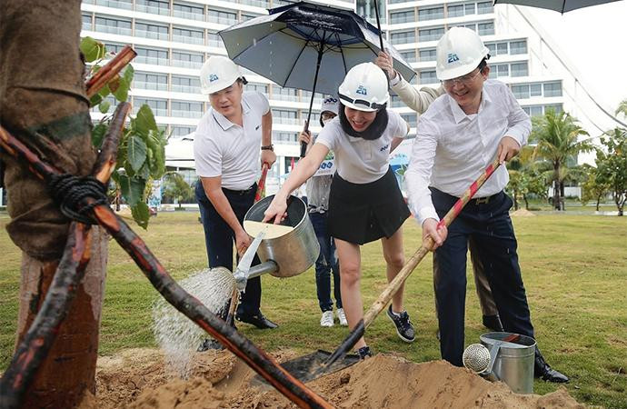 Cán bộ nhân viên FLC gieo trồng cây xanh