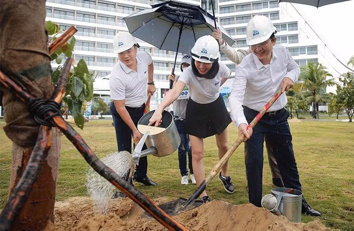 Cán bộ nhân viên FLC gieo trồng cây xanh Cán bộ nhân viên FLC gieo trồng cây xanh