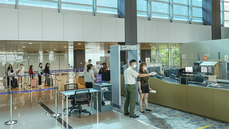 Hành khách làm thủ tục check-in tại sân bay Vân Đồn