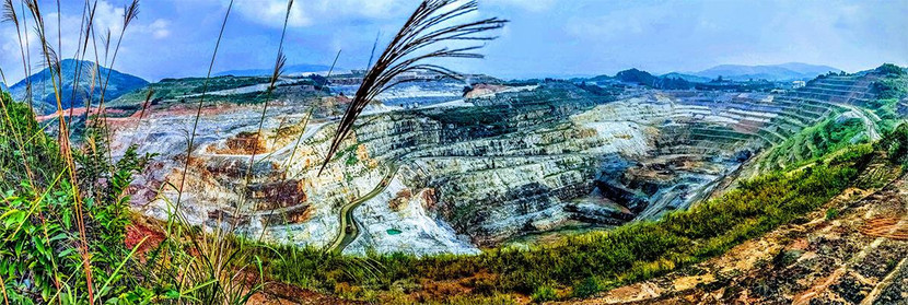 Moong khai thác tại mỏ đa kim Núi Pháo