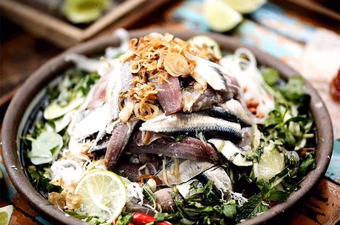 Gỏi cá trích – món “tủ” của đảo Ngọc
