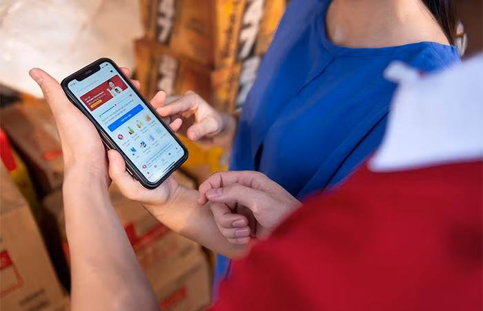 Chủ tạp hóa có thể nhập tới 2.000 mặt hàng ngay trên ứng dụng VinShop và được giao tận nhà.