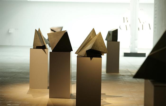 Các tác phẩm điêu khắc đá đặc sắc tại triển lãm “Biến chuyển | Transforming”