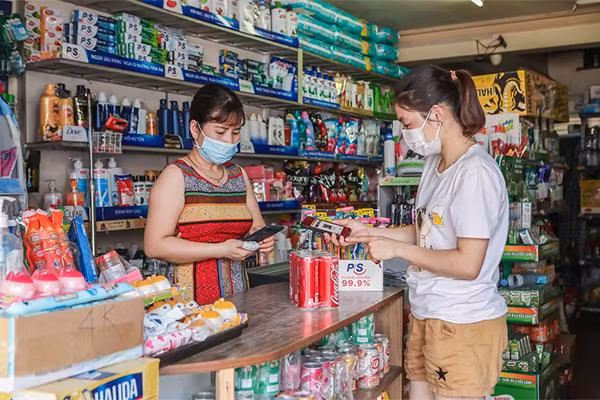 Nền tảng B2B2C từ VinShop và VinID giúp khách hàng được trải nghiệm thanh toán không tiền mặt ngay tại cửa hàng tạp hóa. Nền tảng B2B2C từ VinShop và VinID giúp khách hàng được trải nghiệm thanh toán không tiền mặt ngay tại cửa hàng tạp hóa.