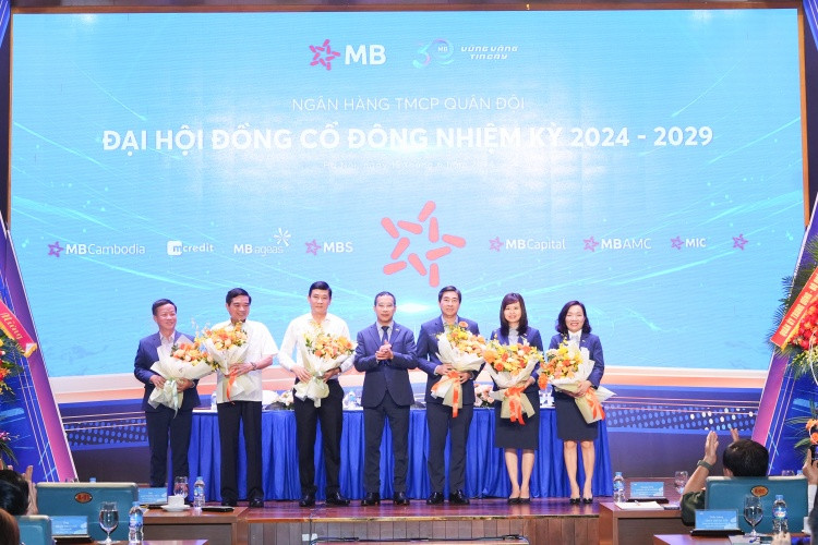 Tri ân HĐQT nhiệm kỳ 2019-2024 Tri ân HĐQT nhiệm kỳ 2019-2024