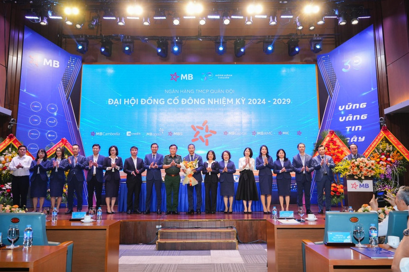 Các thành viên HĐQT nhiệm kỳ 2024-2029 ra mắt Đại hội Các thành viên HĐQT nhiệm kỳ 2024-2029 ra mắt Đại hội