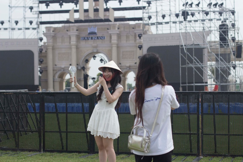 Các bạn trẻ háo hức check-in tại khu vực sân khấu đại nhạc hội Wonder Island Các bạn trẻ háo hức check-in tại khu vực sân khấu đại nhạc hội Wonder Island