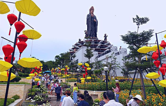 Du khách đổ về Sun World Ba Den Mountain ngày 2/9.