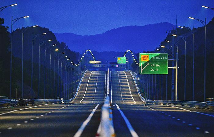 Cao tốc Hạ Long – Vân Đồn, Vân Đồn- Móng Cái được Sun Group đầu tư xây dựng cùng tỉnh Quảng Ninh hiện được đánh giá là tuyến cao tốc đẹp nhất Việt Nam Cao tốc Hạ Long – Vân Đồn, Vân Đồn- Móng Cái được Sun Group đầu tư xây dựng cùng tỉnh Quảng Ninh hiện được đánh giá là tuyến cao tốc đẹp nhất Việt Nam