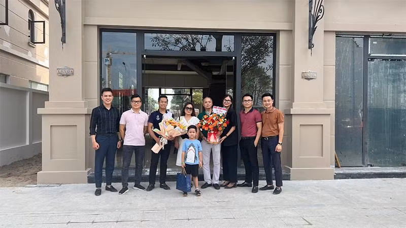 Khách hàng Phạm Long, căn ĐLNT-27 hân hoan khi nhận nhà ngày 17/9 và trở thành một trong những cư dân đầu tiên của dự án.