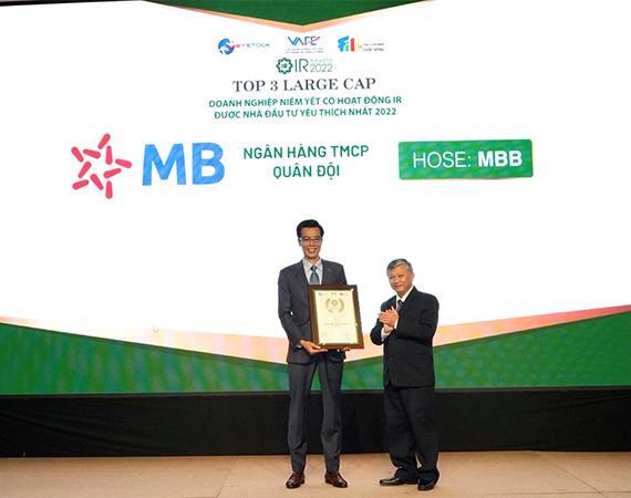 Ông Đặng Mạnh Trung – Vụ trưởng, Trưởng cơ quan thường trực Ban Tuyên giáo TW tại Tp. Hồ Chí Minh trao chứng nhận đến ông Đàm Nhân Đức – Giám đốc Nghiên cứu phát triển MB Ông Đặng Mạnh Trung – Vụ trưởng, Trưởng cơ quan thường trực Ban Tuyên giáo TW tại Tp. Hồ Chí Minh trao chứng nhận đến ông Đàm Nhân Đức – Giám đốc Nghiên cứu phát triển MB