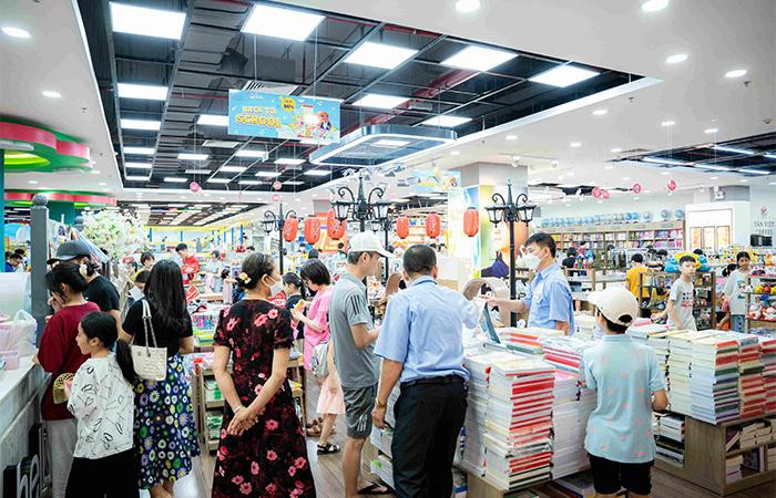 “Trung tâm thương mại tốt nhất Việt Nam 2022” Vincom Mega Mall Ocean Park (Hà Nội) tấp nập khách hàng đến tham quan, mua sắm.