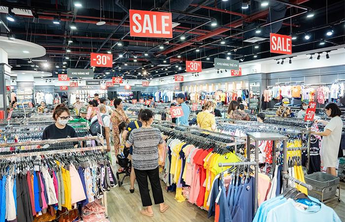 “Cơn bão” mua sắm trên khắp hệ thống TTTM Vincom khi các thương hiệu lớn như Adidas, Fila, Nine West, Pierre Cardin, AMM, Pantio, Rabity, Kiehl’s, The Body Shop… “tung” khuyến mãi đến 50% từ ngày 01 - 04/9