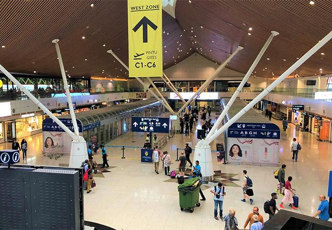 Trên thế giới, hơn 58% du khách chọn di chuyển bằng máy bay.