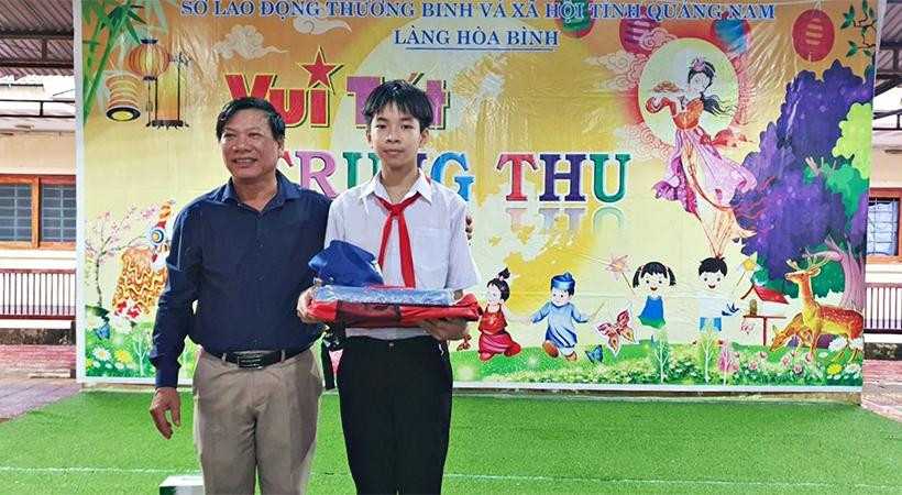 Tại nhiều địa phương khác, giải thưởng và các phần quà của cuộc thi vẽ tranh “Em vẽ ước mơ vươn cao” cũng đã được trao tặng đến các em đúng vào dịp Trung Thu